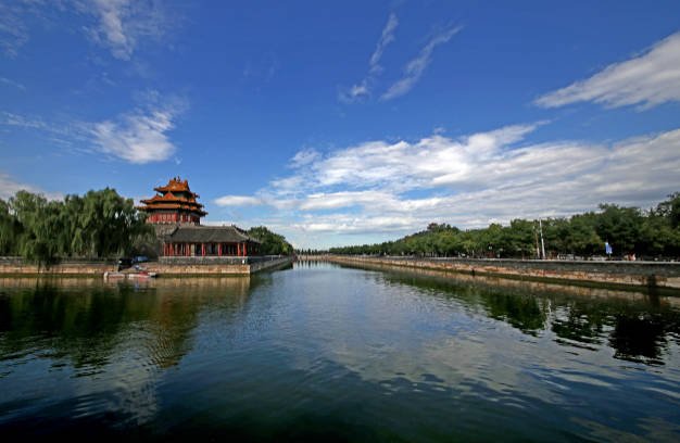 What is the name of the moat that surrounds the forbidden palace in beijing?